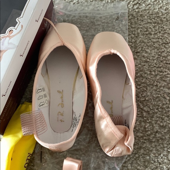 BRAND NEW Sansha Pointe Shoes - Picture 5 of 6